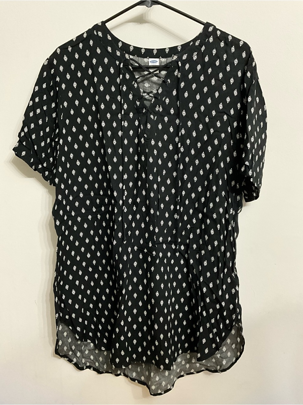 Old Navy Black Short-Sleeve Lace-Up Tunic with White Geometric Print